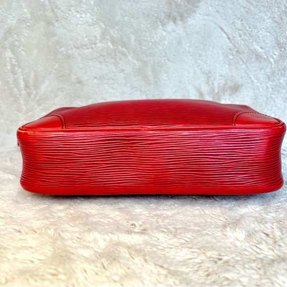Louis Vuitton Trocadero Castilian Red Epi Crossbody Bag - Picture 9 of 17
